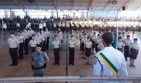  Diferente do que ocorre nas escolas básicas da rede pública, em uma escola militar o posto de diretor não é ocupado por um pedagogo; a gestão é realizada por um policial com formação técnica equivalente a uma graduação voltada à educação