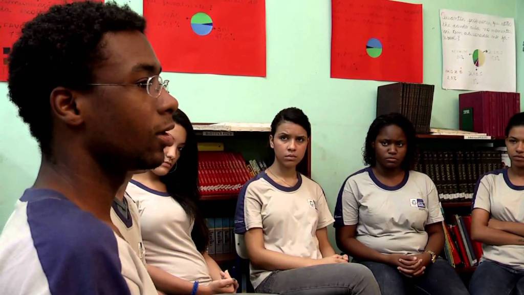 Artigo. “Redes sociais de internet numa escola de ensino médio: entre aprendizagens mútuas e conhecimentos escolares”