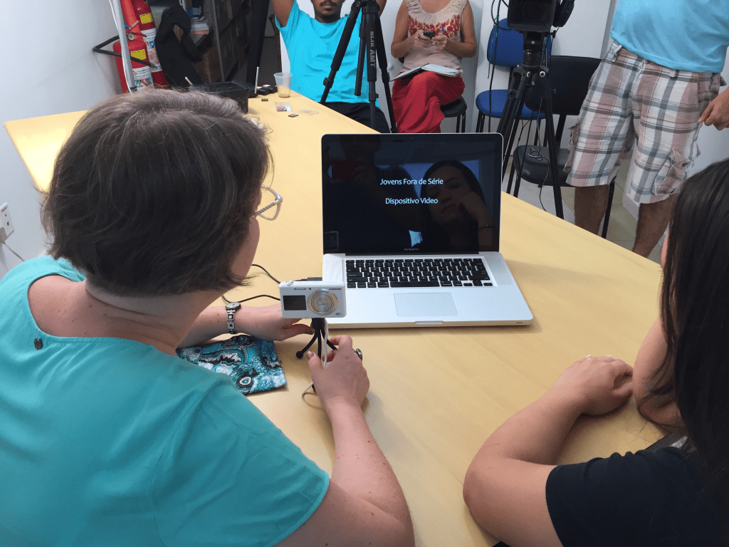 Entre o Trabalho e a Escola: cursos de vida de jovens&nbsp;pobres